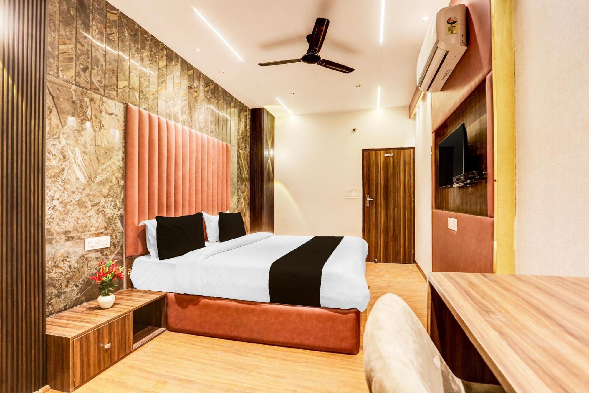 לודהיאנה Super Townhouse Haibowal Chowk מראה חיצוני תמונה